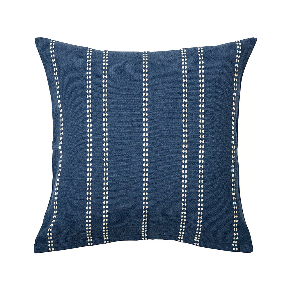 ¿Te apetece renovar el aspecto del sofá o de la cama El diseño de esta funda de cojín azul de rayas, con un efecto arrugado, es sencillo pero llamativo, y le dará un toque elegante a tu decoración.
