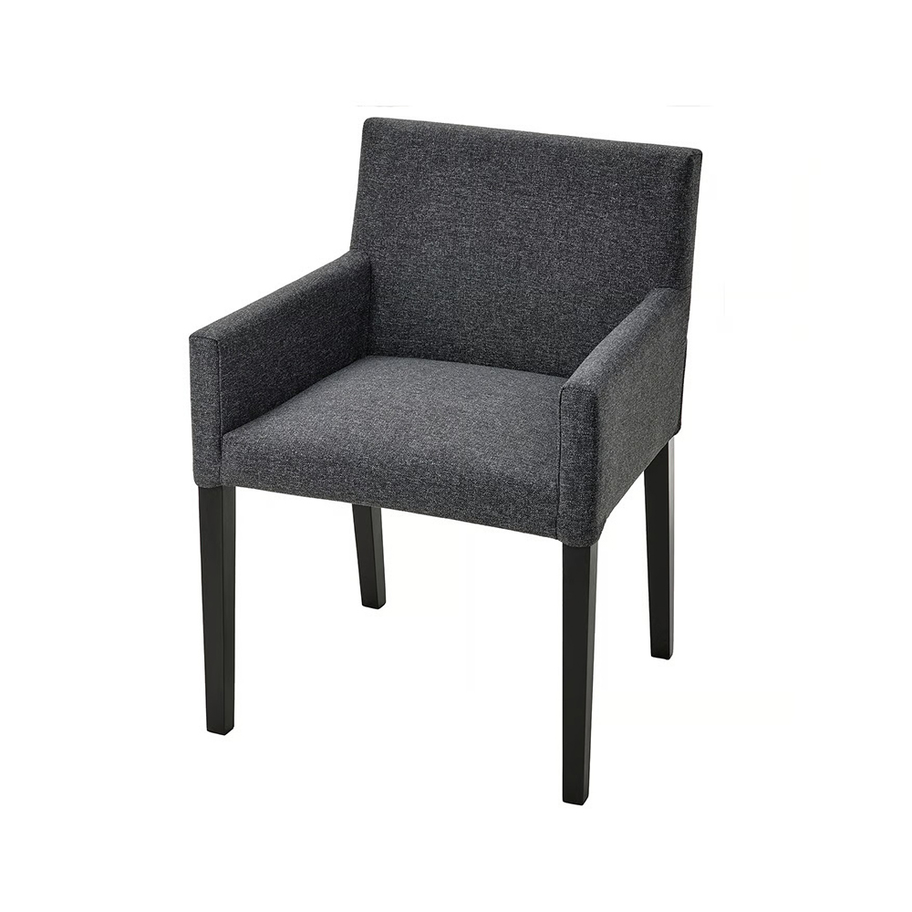Llena las comidas de estilo y total comodidad. Esta silla totalmente tapizada con reposabrazos es perfecta para largas sobremesas.
