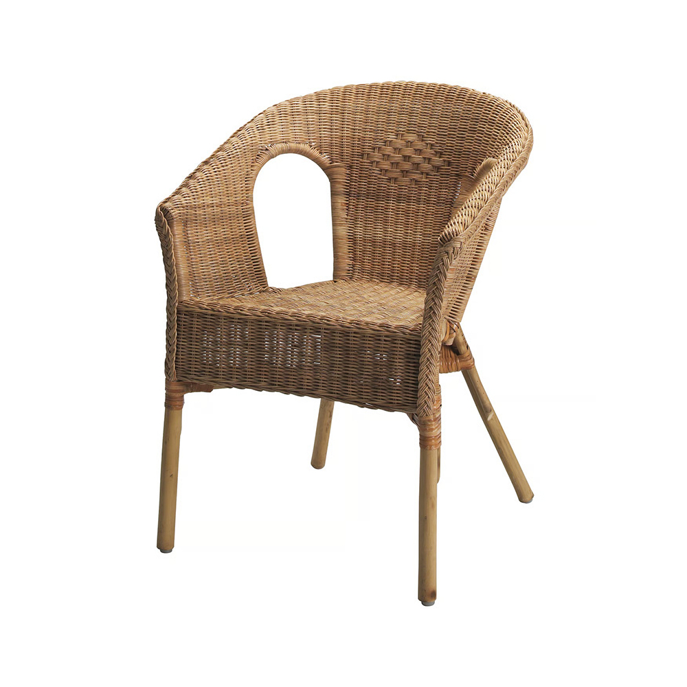 Es de ratán tejido a mano, un material natural que convierte cada sillón AGEN en una pieza única. Es ligero, cómodo y fácil de mover de sitio.