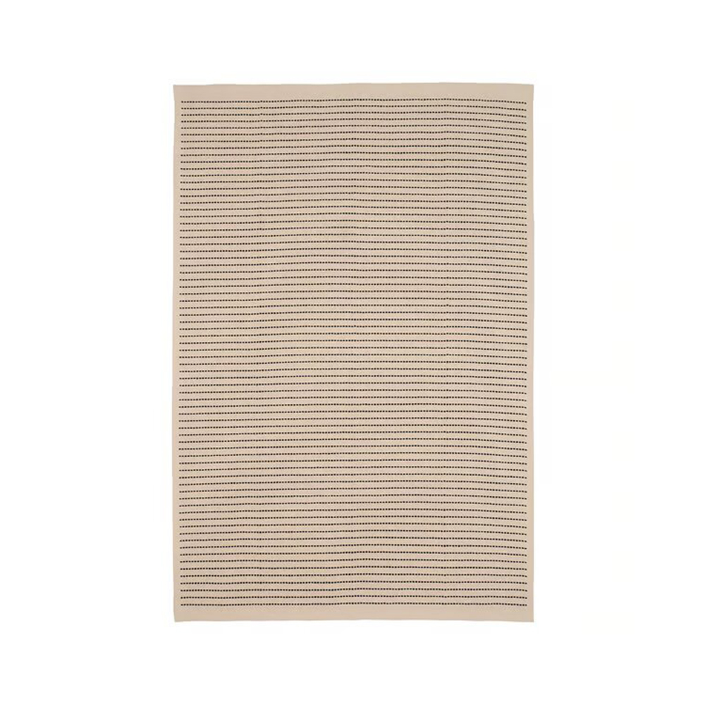 Esta alfombra en tono natural con rayas de color negro tiene un estilo atemporal que es versátil y fácil de combinar con diferentes muebles y productos textiles. 