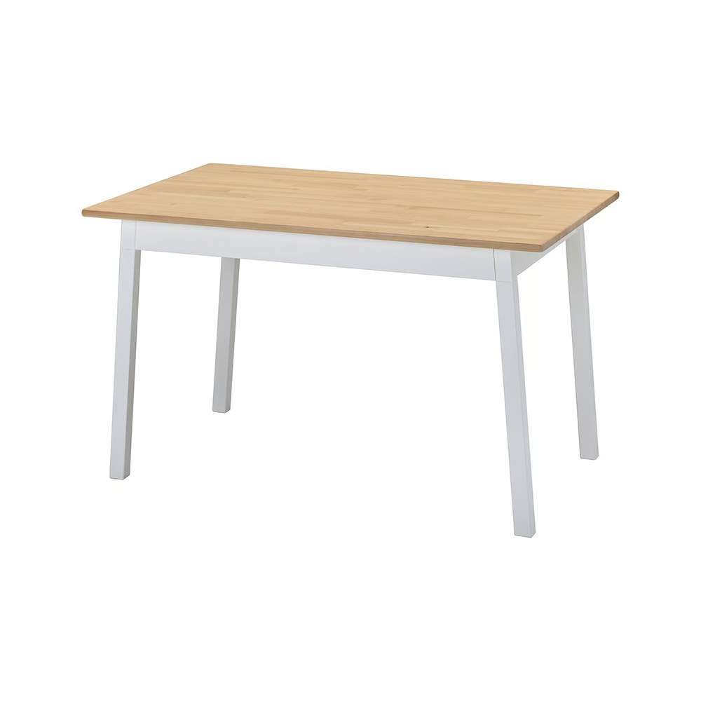 En esta mesa de madera se pueden sentar hasta 4 comensales cómodamente. Inspirada en los muebles suecos tradicionales.