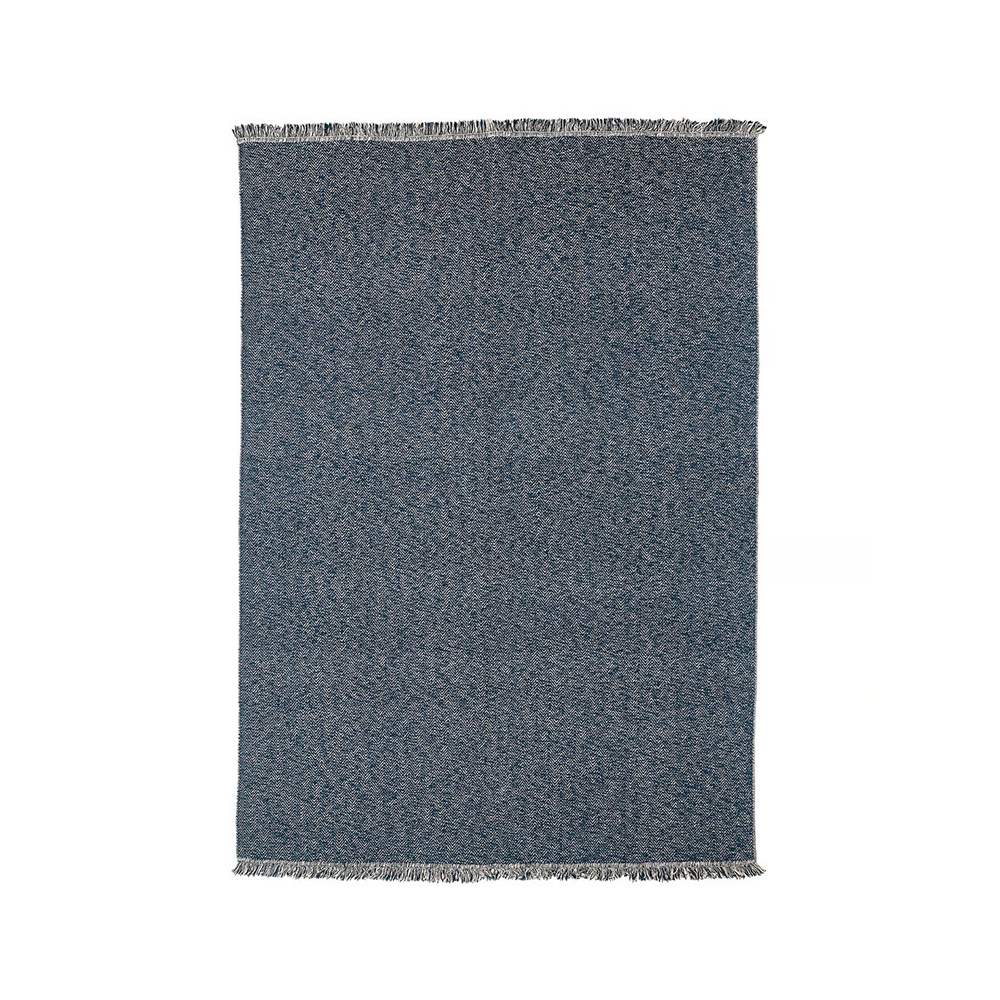 La alfombra plana LOKBYTE en azul oscuro presenta un motivo de espiga y flecos en los lados cortos. Es reversible, por lo que aguanta más.