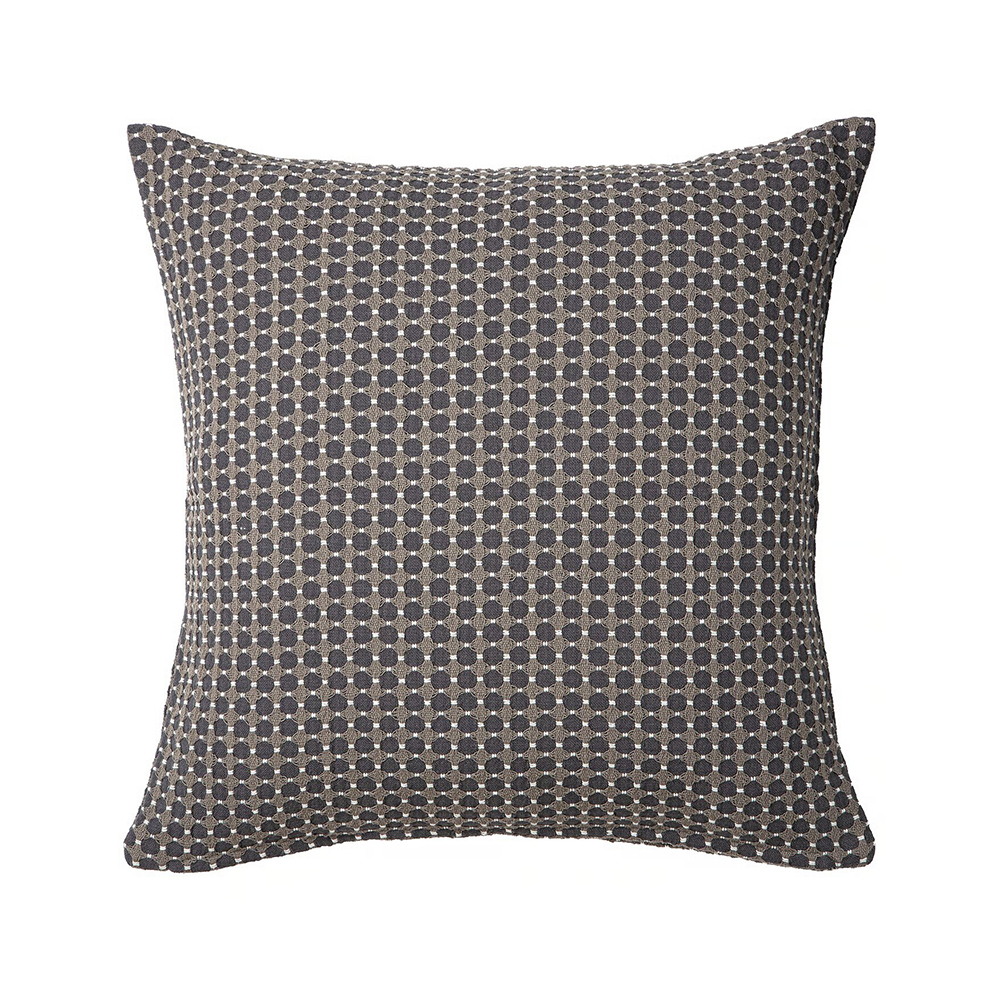 Esta funda de cojín en colores apagados, de tejido dobby y con una sutil textura, presenta un estilo minimalista y artesanal lleno de encanto tradicional. Combina muy bien con cojines lisos o estampados.