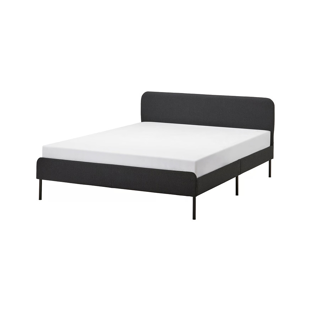 La estructura de cama SLATTUM cuenta con un suave tapizado y un cabecero acolchado que le confiere un estilo elegante a la par que sencillo.